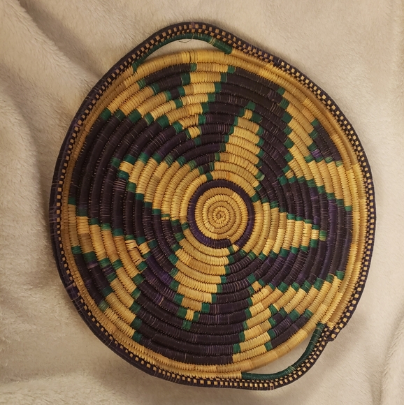 Handwoven basket/tray with handles Beautiful pattern 12 inches in diameter - Picture 1 of 4